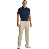 Pantalón de golf color beige con corte entallado, confeccionado en tejido elástico y ligero.