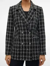 Blazer negro a cuadros blancos, de corte slim, con cuello de solapa reversa y cierre de botones dobles. Con bolsillos delanteros y forro de poliéster. Marca Vero Moda.