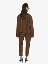 Campera de algodón marrón, con cuello alto, cierre frontal y bolsillos aplicados con acabado de cuero sintético negro.