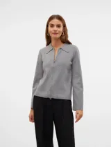 Cárdigan tejido gris con cuello tipo camisa, cierre frontal con cremallera y mangas largas acampanadas.