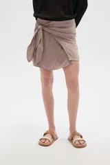 Short color beige con diseño cruzado y nudo en la parte delantera.