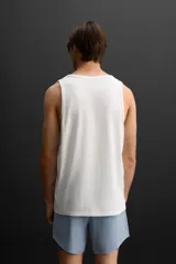 Musculosa deportiva negra de algodón, corte regular fit, cuello redondo amplio y sisa ancha.