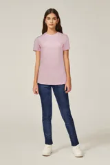 Remera rosa de manga corta y cuello redondo.