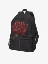 Mochila negra con estampado floral rojo.