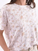 Remera blanca con estampado de ojos y pestañas en negro.