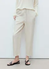 Pantalón de lino color beige, de corte recto, con cintura elástica ajustable con cordón.