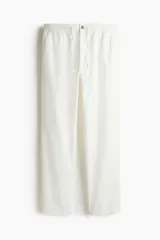 Pantalón blanco de lino y algodón, corte recto, con cintura elástica ajustable con cordón, bolsillos laterales y trasero.
