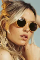 Lentes de sol con montura redonda con estampado carey multicolor y lentes oscuros.