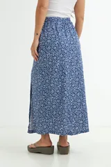 Falda midi de corte evasé con estampado floral en tonos azules y blancos.