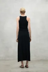 Musculosa blanca de tejido de punto, confeccionada con 70% TENCEL Lyocell y 30% algodón orgánico.