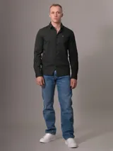 Camisa de vestir verde oscuro de popelín de algodón elástico, corte slim, con cierre frontal de botones y logo CK bordado en el pecho.