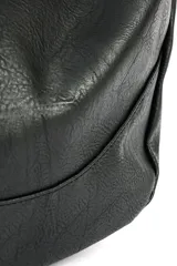 Bandolera negra de cuero sintético con correa ajustable y cierre superior.