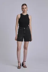 Remera negra de algodón con cuello redondo y corte clásico.