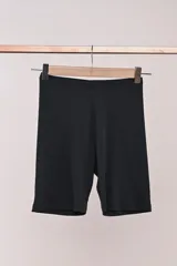 Short biker negro de calce ajustado, confeccionado en tejido de punto acanalado.