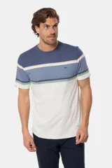 Remera manga corta con diseño a rayas horizontales en tonos beige, azul, verde y salmón.