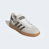 Championes Adidas Handball Spezial color beige con detalles marrones, confeccionados en gamuza con detalles en cuero y suela de caucho natural.