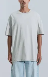 Remerón gris claro de corte extra oversize con hombros caídos, cuello redondo y doble costura.