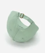 Gorra de béisbol de sarga color verde menta con visera curva. Presenta bordado frontal en hilo rosado con la frase "good days ahead" y pequeños detalles florales.