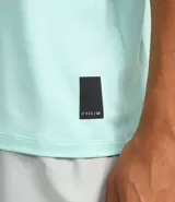 Remera deportiva celeste de poliéster y elastano, con cuello redondo, mangas cortas y tecnología dry fit.