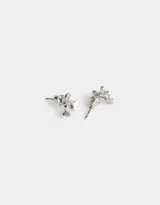 Par de aros pasantes dorados con forma de mariposa.