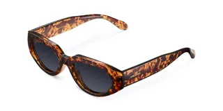 Gafas de sol Fola con montura cat-eye y diseño flat top. Protección UV400, lentes TAC polarizadas con recubrimiento anti-scratch y superhydrophobic. Montura de bio-based G850 color carey y lentes negras.