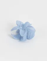 Broche para el pelo con forma de flor de cinco pétalos color rosa claro.