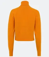 Blusa de punto color blanco, con cuello alto, manga larga y diseño liso.