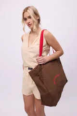 Musculosa blanca de lino con escote en V cruzado.