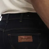Pantalón de jean Wrangler, modelo Texas Slim, color azul oscuro, de corte recto.
