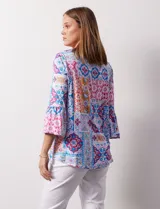 Blusa estampada de seda fría marca Ruby Rd., con cuello redondo con aberturas y mangas 3/4 amplias.