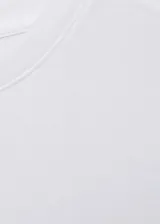 Remera blanca de algodón regenerativo, de corte recto, cuello redondo y mangas cortas.