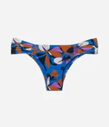 Bikini con corpiño con aro y bombacha con laterales drapeados, con estampado floral en tonos azules, violetas, naranjas y blancos.