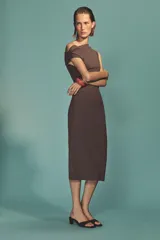 Vestido midi marrón de cuello asimétrico drapeado y sisa americana.