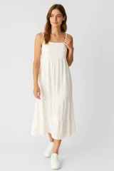 Vestido largo blanco de viscosa con breteles finos, escote recto, bordado en el busto y falda con volados.