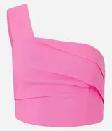 Blusa de fiesta color fucsia, de un solo hombro, confeccionada en bengalina con pliegues diagonales asimétricos.
