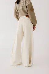 Pantalón jean color borgoña, de corte wide leg y tiro alto.