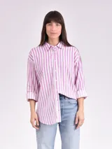 Camisa a rayas verticales color lila y blanco, de corte recto y manga 3/4.