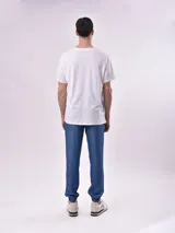 Remera básica de manga corta y cuello redondo, color blanco.