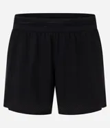 Bermuda deportiva masculina de microfibra, color negro, con corte running y perforaciones. Posee cintura elástica con cordón ajustable.