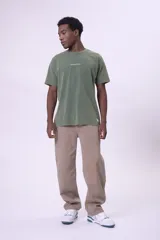 Remera gris oscuro con efecto lavado, cuello redondo y logo pequeño bordado en el pecho.