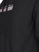 Buzo negro con capucha y cordones ajustables, puños y bajo con punto canalé. Estampado frontal con el logo de Calvin Klein Jeans en forma de caja con diseño diffused.