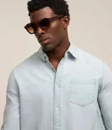 Camisa de jean celeste para hombre, de manga larga, con cuello solapa, abotonado delantero y bolsillo en el pecho.