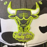 Gorra New Era 59Fifty del equipo de baloncesto Chicago Bulls, con logo bordado en verde y gris, y visera plana verde.