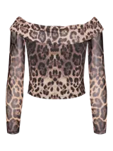 Top marrón con estampado animal print, hombros descubiertos y mangas largas de tul.