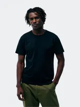 Remera negra de manga corta y corte slim.