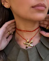 Aros dorados con forma de flor.