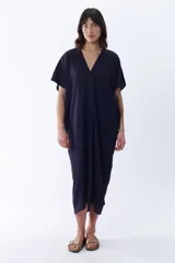 Vestido midi azul marino de corte amplio, con escote en V y mangas cortas.