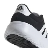 Championes Adidas Grand Court con plataforma, capellada negra de gamuza sintética con las tres tiras blancas de cuero sintético, cuello y lengüeta blancos, cordones blancos y suela de goma blanca con plataforma.