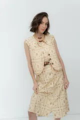 Vestido midi beige con estampado de paisley, de corte suelto y manga larga.