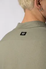 Camisa color crudo de lino con caída liviana y calce relajado, cuello abierto y manga larga. Confeccionada en 70% rayón y 30% lino.